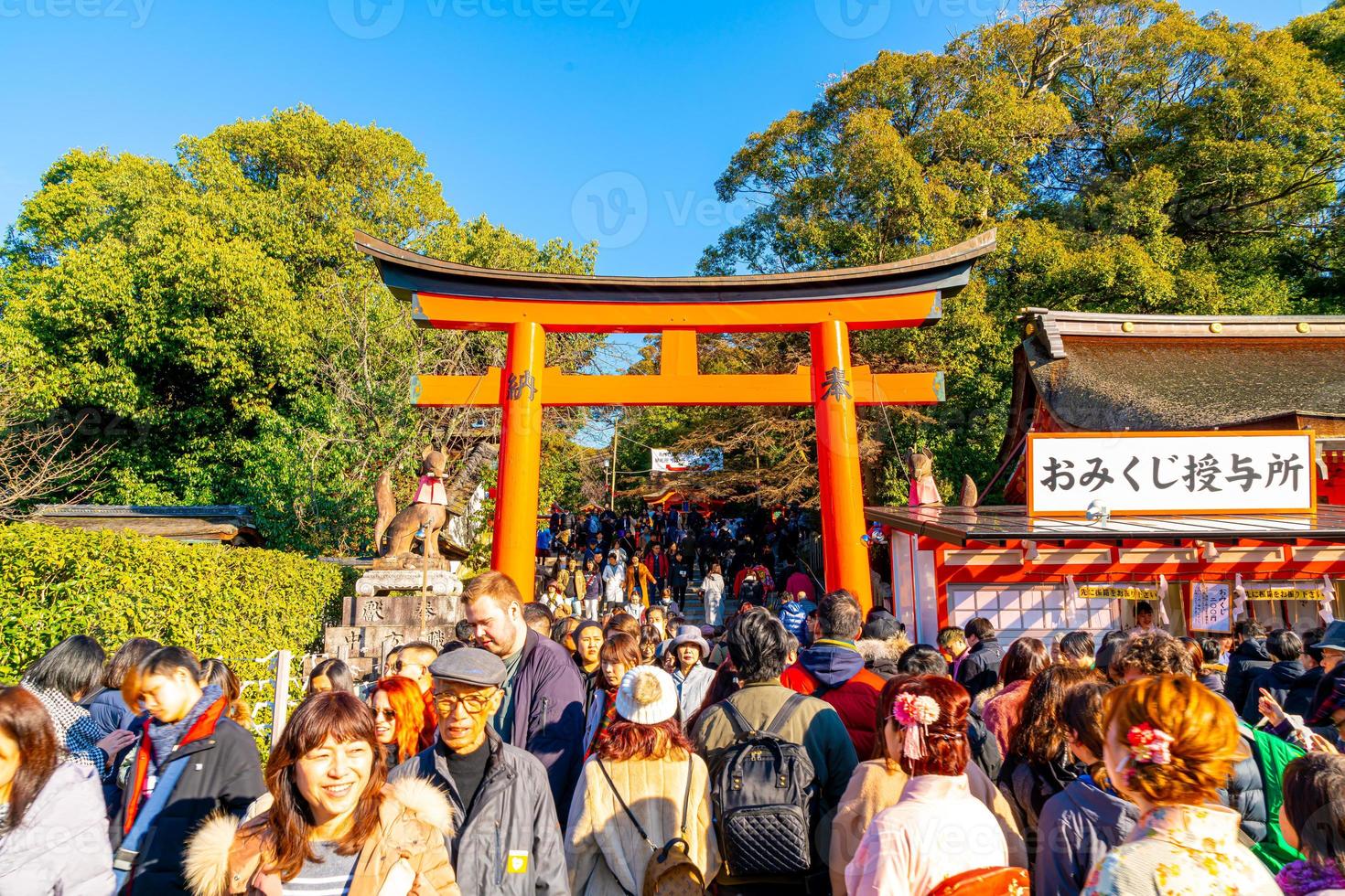 kyoto, japon - 11 janvier 2020 - portes torii rouges à fushimi inari taisha avec des touristes et des étudiants japonais. fushimi inari est le sanctuaire shinto le plus important. photo