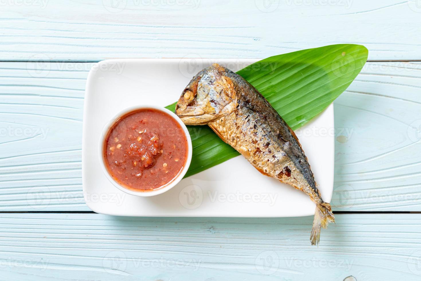 poisson maquereau frit avec sauce épicée à la pâte de crevettes photo