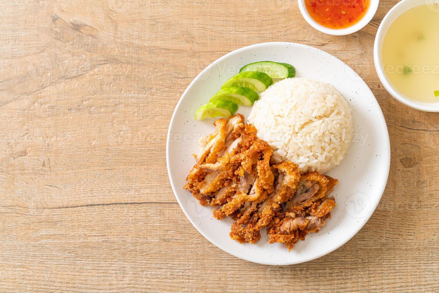 riz au poulet hainanais avec poulet frit photo