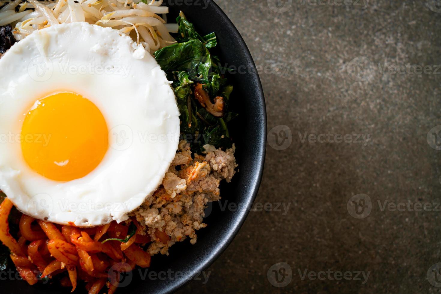 salade épicée coréenne avec du riz - cuisine coréenne traditionnelle, bibimbap photo