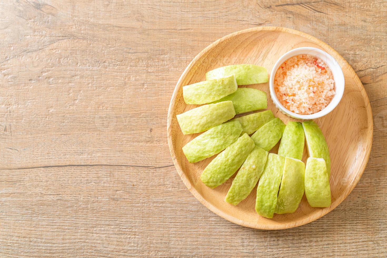 trempette de goyave avec piment et sel photo