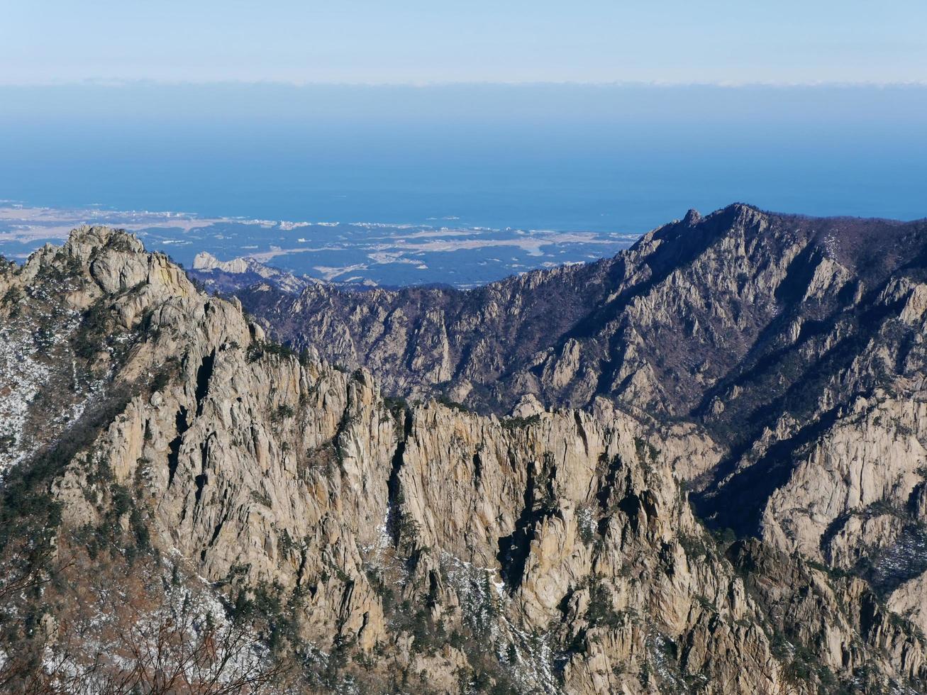 grandes montagnes coréennes et mer japonaise en arrière-plan. parc national de seoraksan. Corée du Sud photo