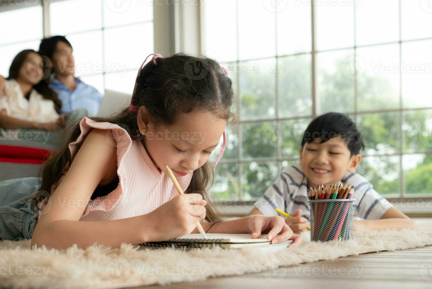 une garçon et une fille de un asiatique famille. le les enfants sont ayant amusement dans le art de dessin. photo