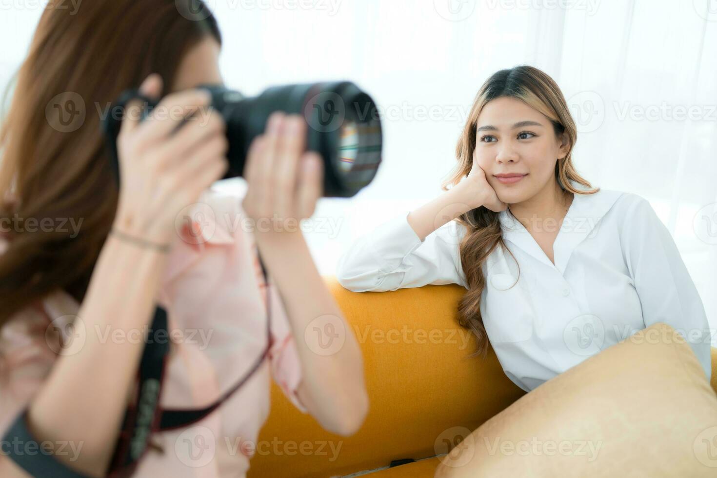 magnifique asiatique femme photographe prise image avec professionnel caméra à Accueil photo