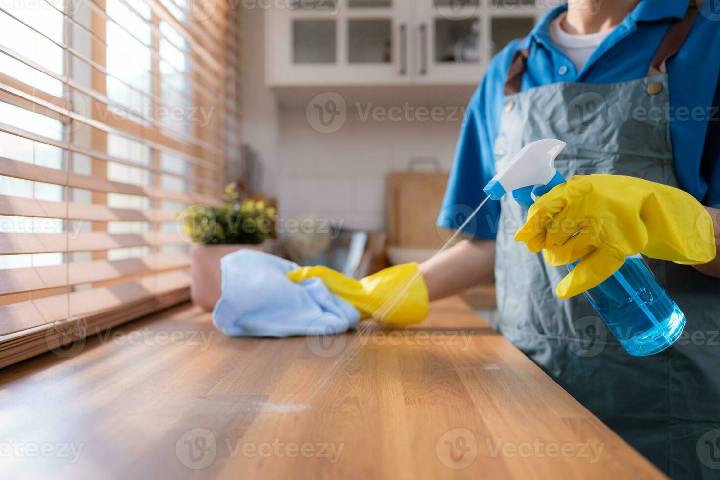 Bonne Femme De Ménage Asiatique Fatiguée Mais Satisfaite Des Résultats De  Son Travail Porte Des Gants En Caoutchouc Serre-tête Tient Des Lingettes  éponge La Poussière Utilise Une Vadrouille Pour Laver Les Supports