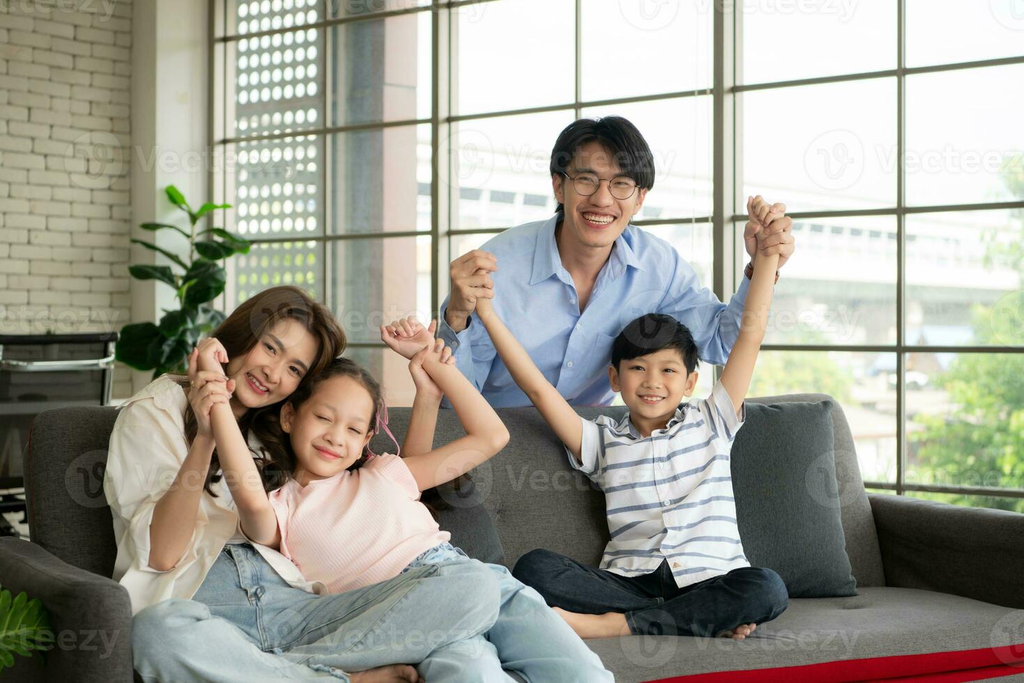 une garçon et une fille de un asiatique famille. photo