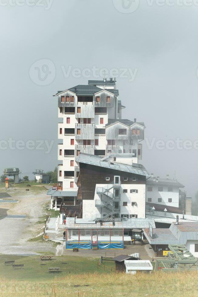 exemple de une bâtiment dans le vert montagnes photo