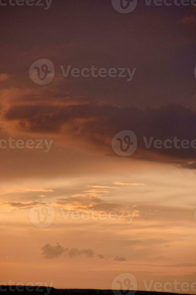 rose des nuages et soir le coucher du soleil ciel après une orage. bleu rouge le coucher du soleil soir. magnifique rose des nuages. photo