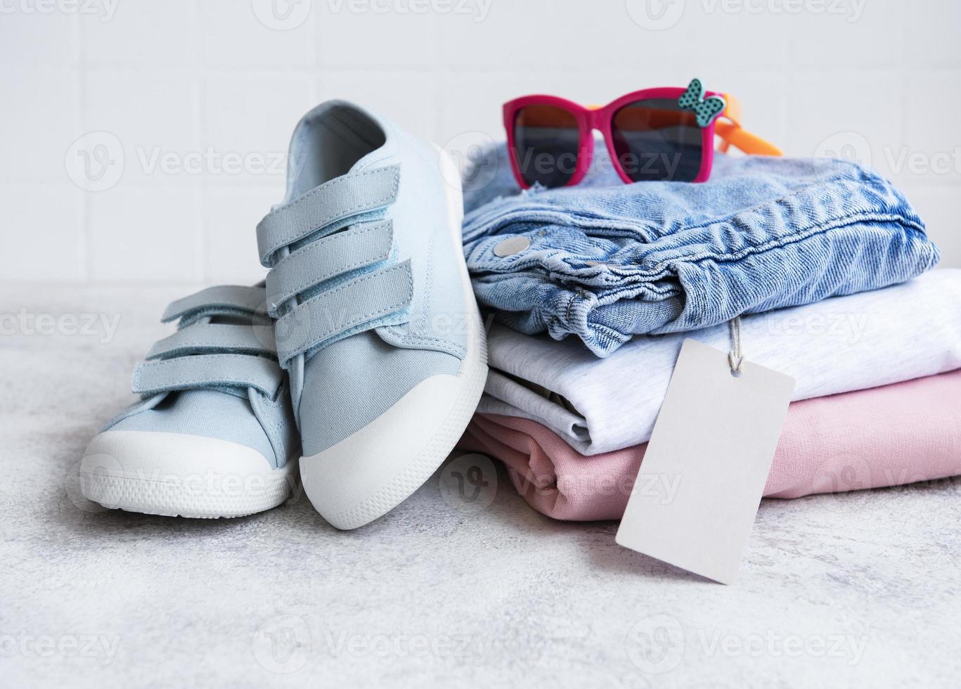 ensemble de vêtements pour enfants photo