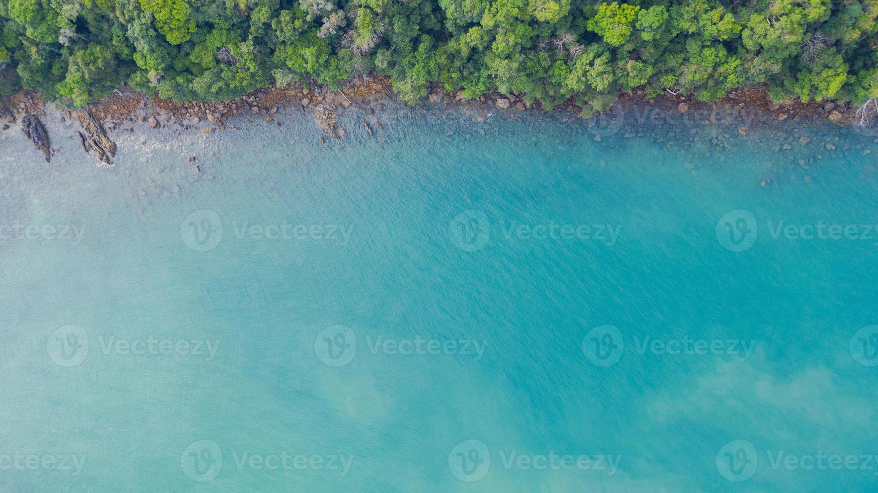 photo vue aérienne, plage tropicale avec océan et rocher sur l'île