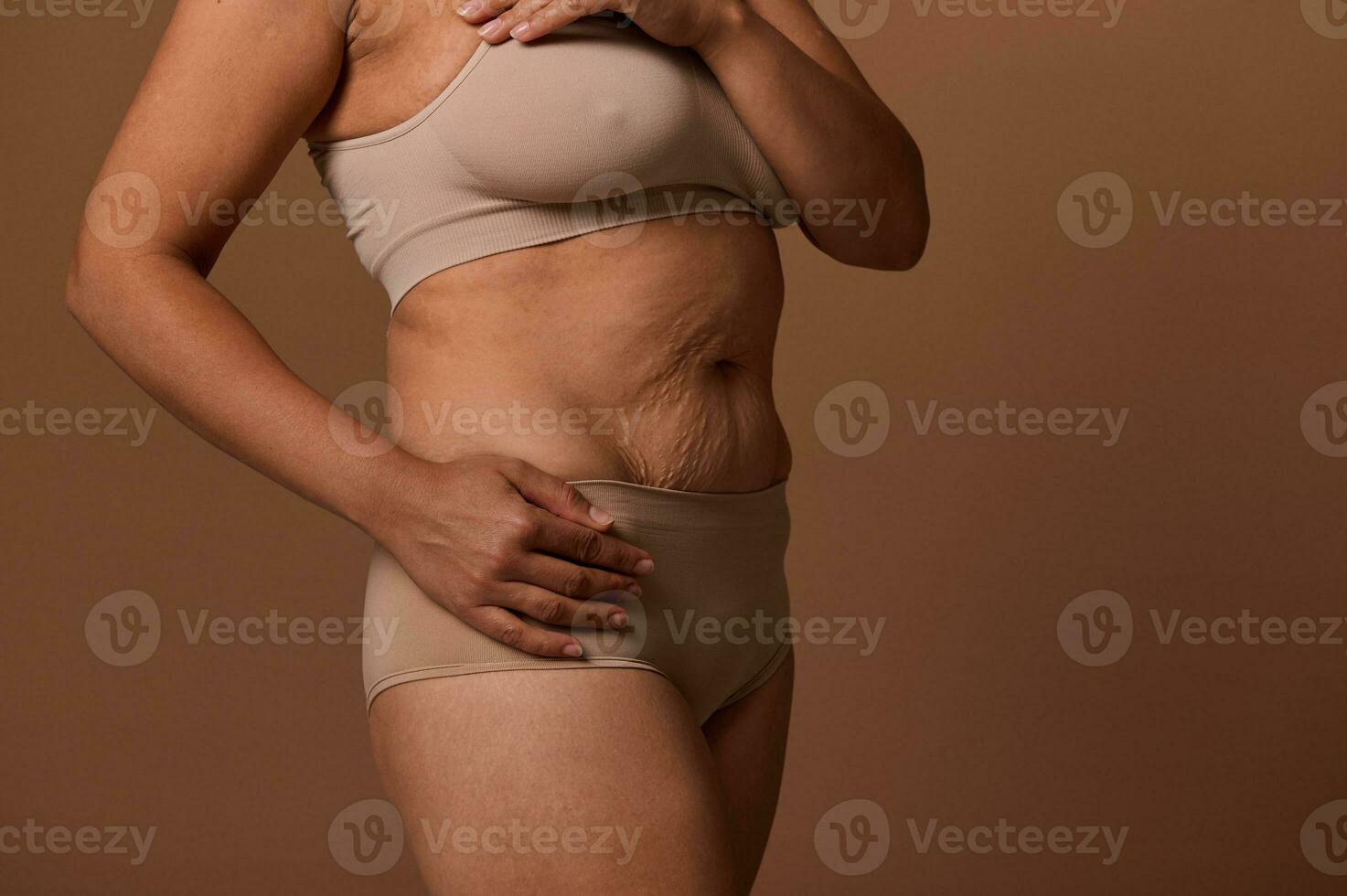 fermer portrait avec femelle corps avec défauts, étendue Des marques et cellulite après accouchement dû à de premier plan mauvais pour la santé mode de vie pendant grossesse. appel à l'amour et l'acceptation de soi, corps positivité photo