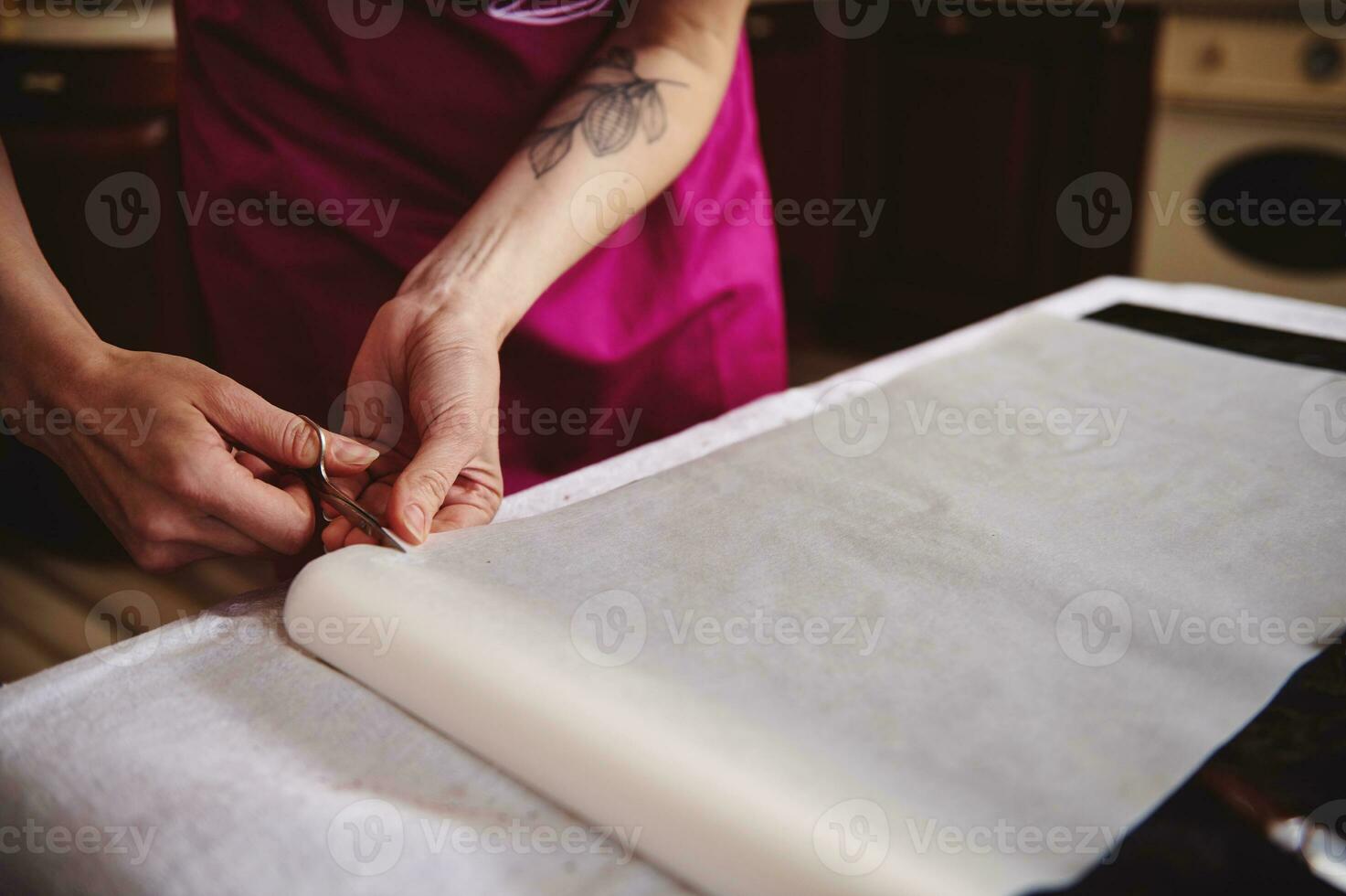 confiseur pose en dehors cuisson parchemin papier tandis que permanent dans le cuisine photo