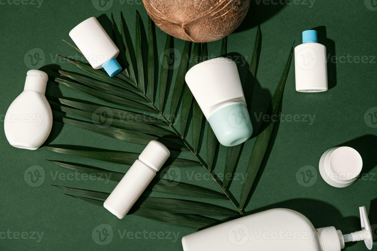 plat poser. ensemble de blanc bouteilles avec produits de beauté posé en dehors sur une paume feuille, isolé vert Contexte. marque emballage maquette photo