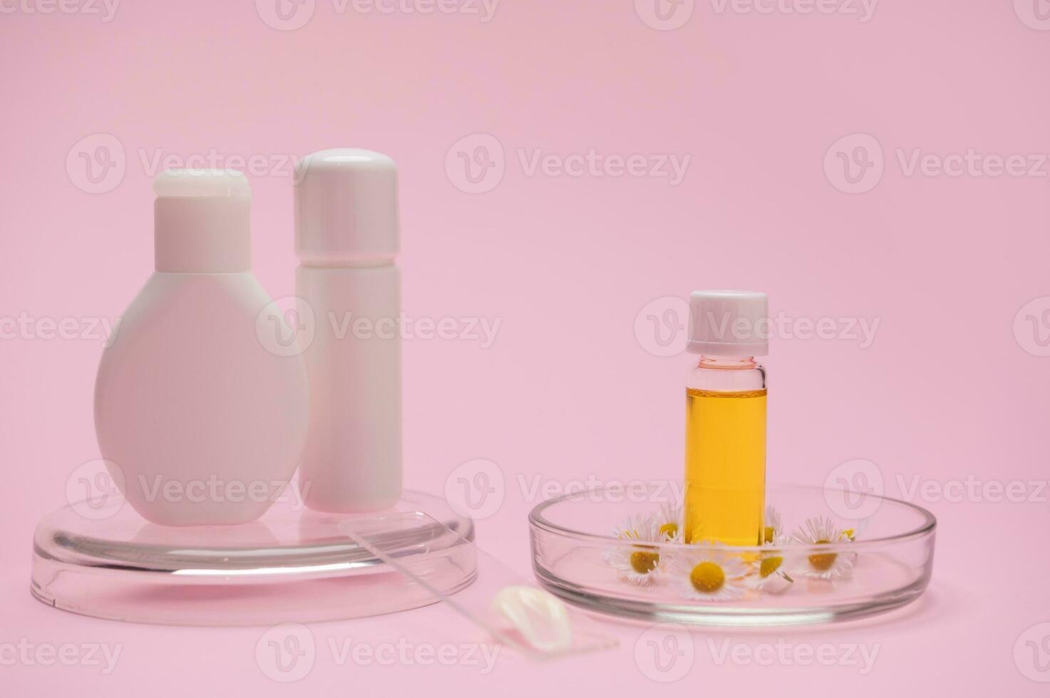 maquette blanc bouteilles et transparent verre Fiole avec essentiel pétrole avec biologique cosmétique des produits, sur rose Contexte photo