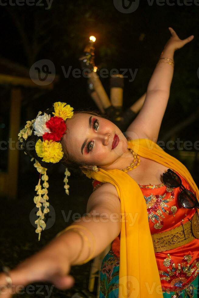 portrait de un indonésien Danseur avec une or ceinture dansant gracieusement photo