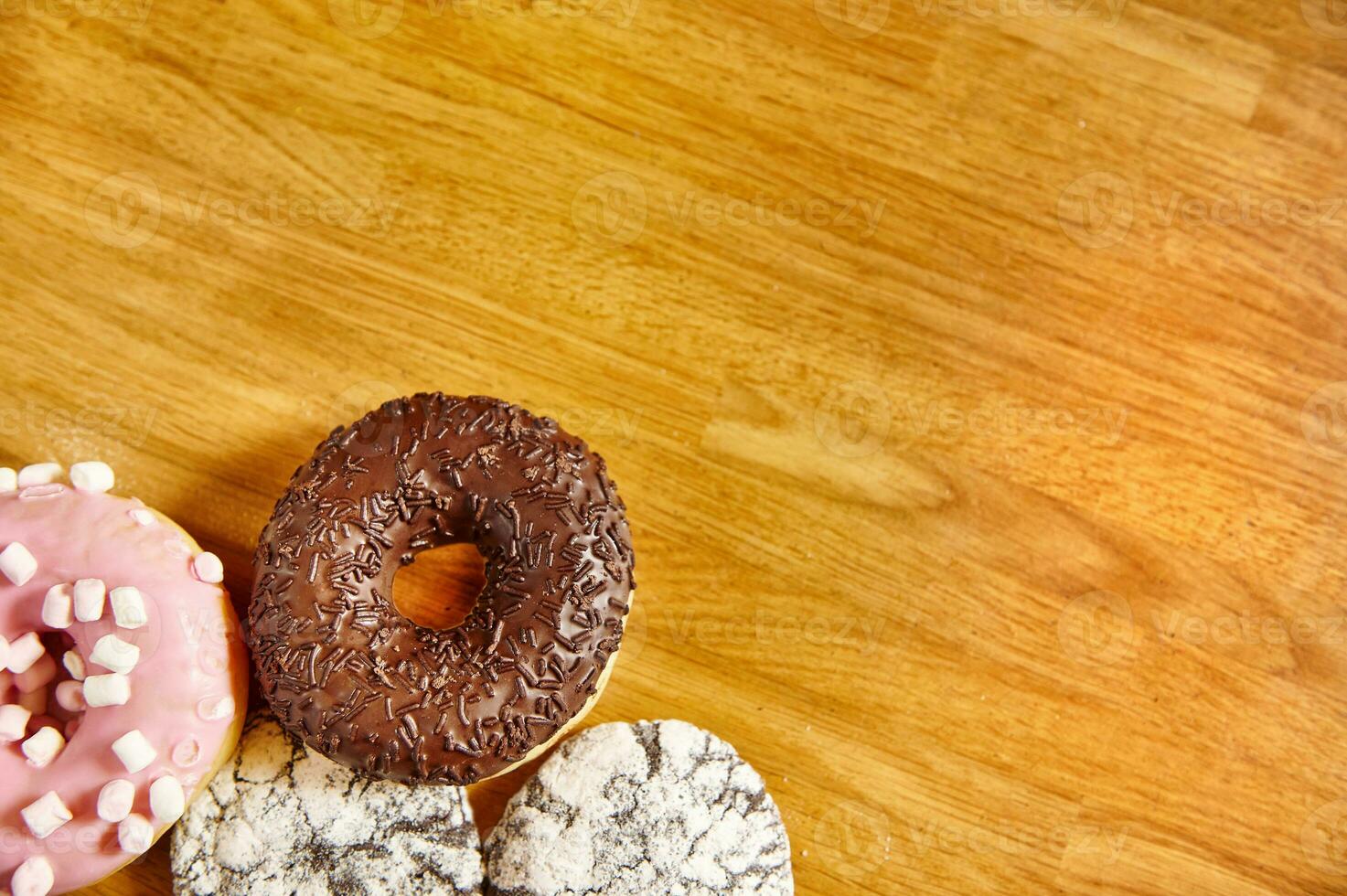 assorti beignets avec arrose sur en bois surface. Contexte avec copie espace. photo