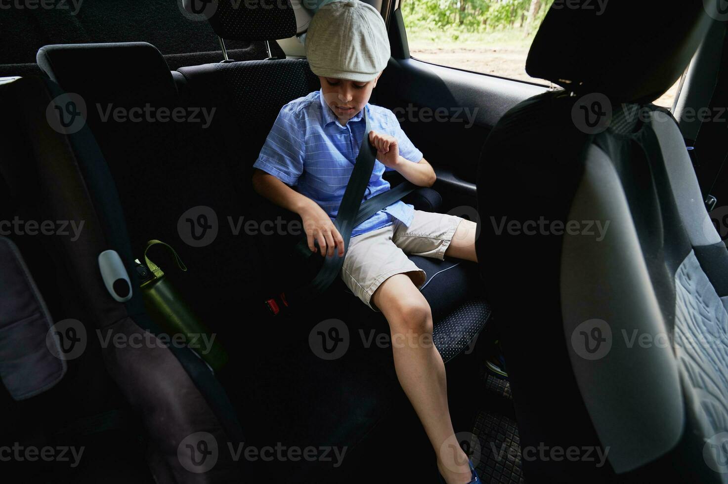 bébé fille ceinturé dans une sécurité enfant voiture siège, sourit tandis  que à la recherche à le caméra. en utilisant une enfant voiture siège à  Voyage sans encombre avec les enfants dans