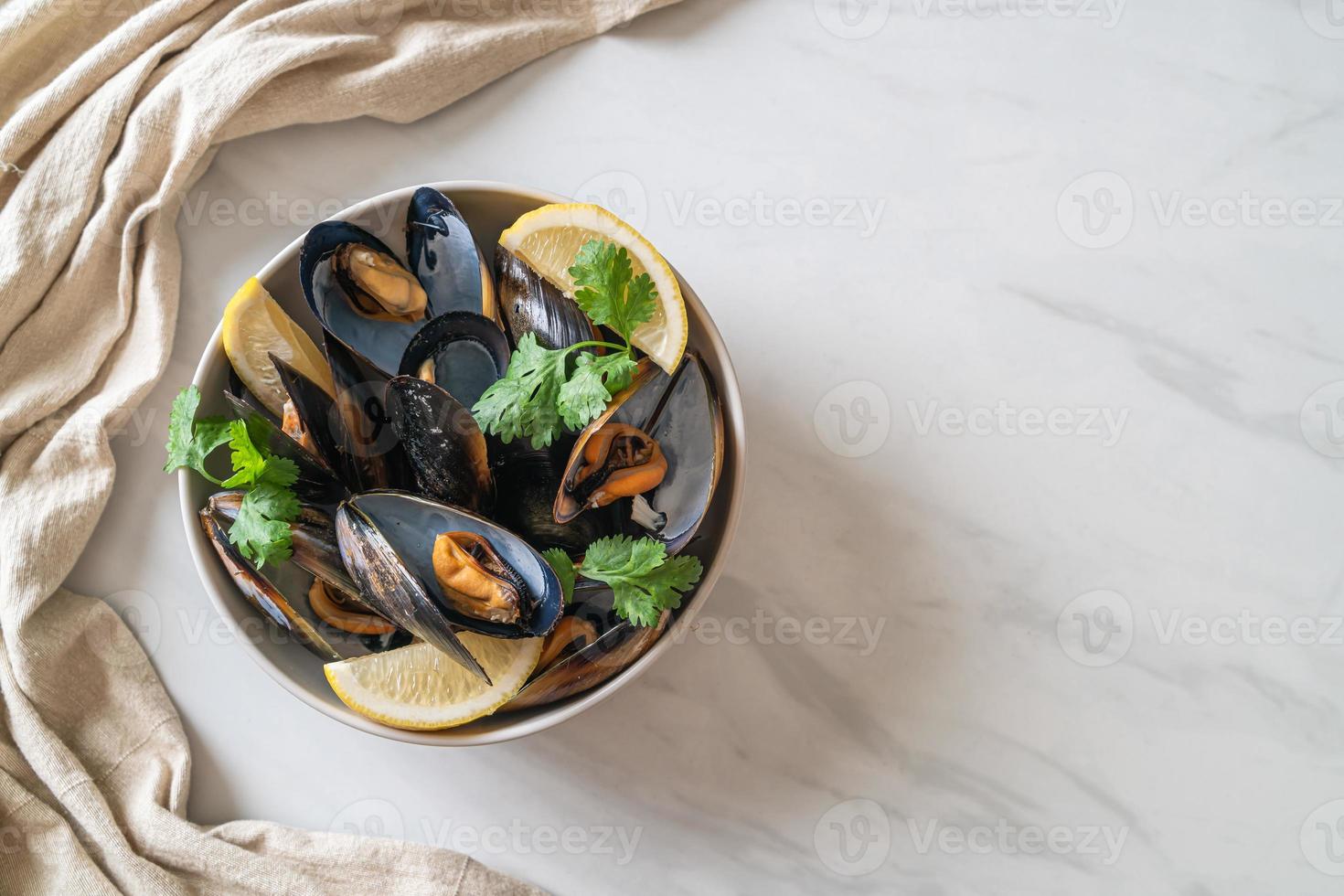 moules aux herbes dans un bol au citron photo