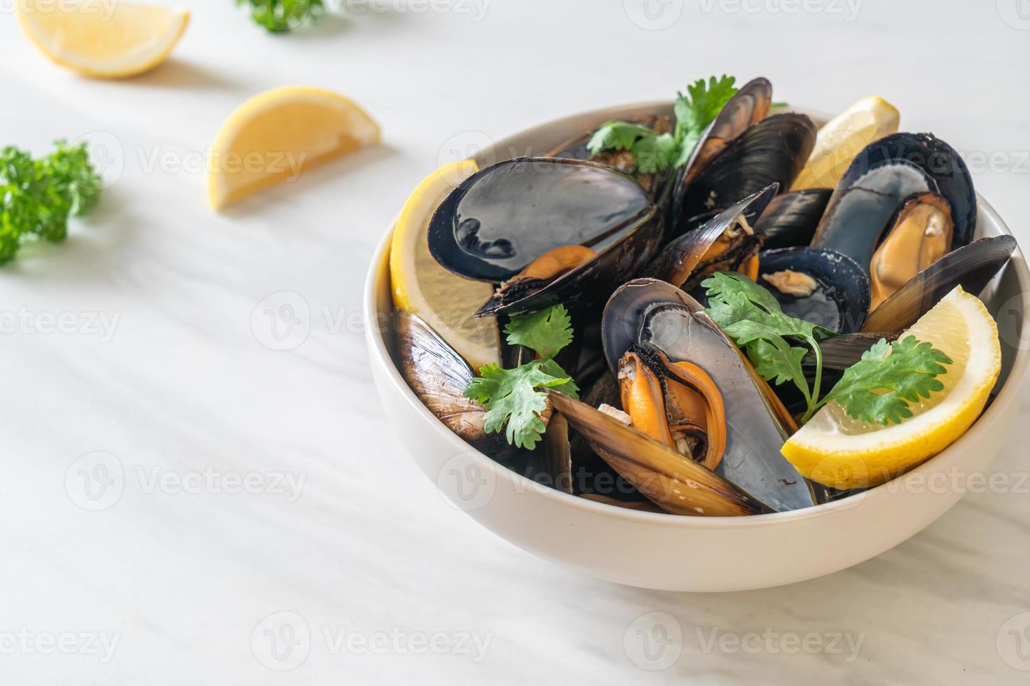 moules aux herbes dans un bol au citron photo