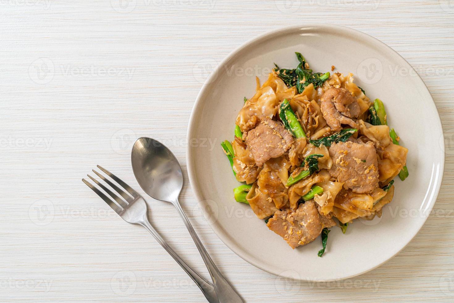 nouilles de riz sautées avec sauce soja noire et porc et chou frisé photo