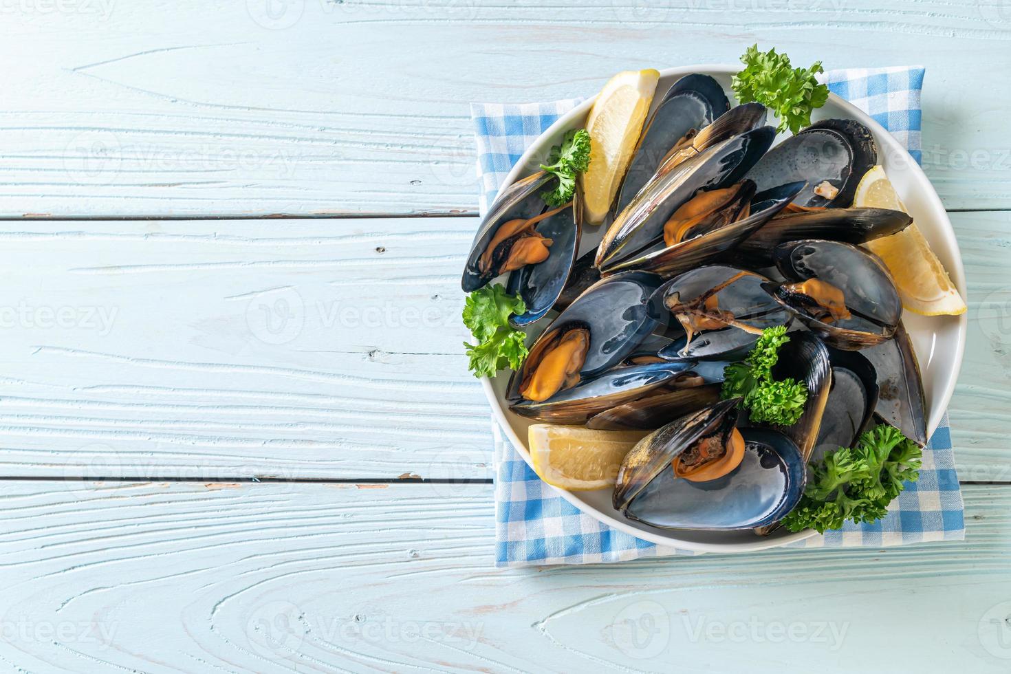 moules aux herbes dans un bol au citron photo