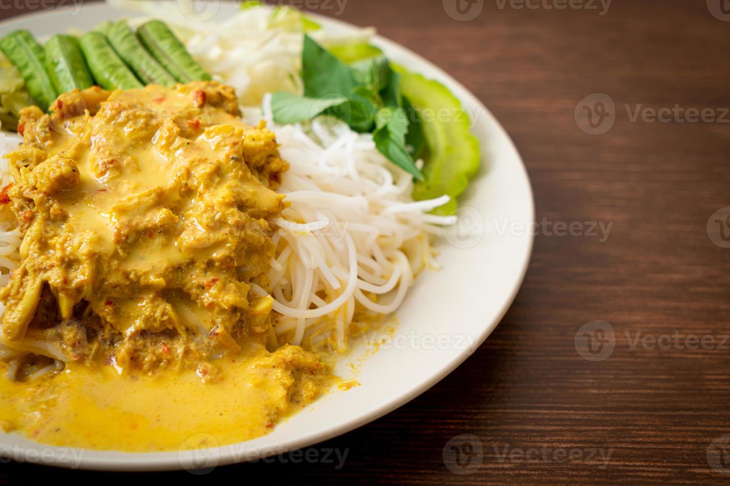 nouilles de riz thaï au curry de crabe et légumes variés photo