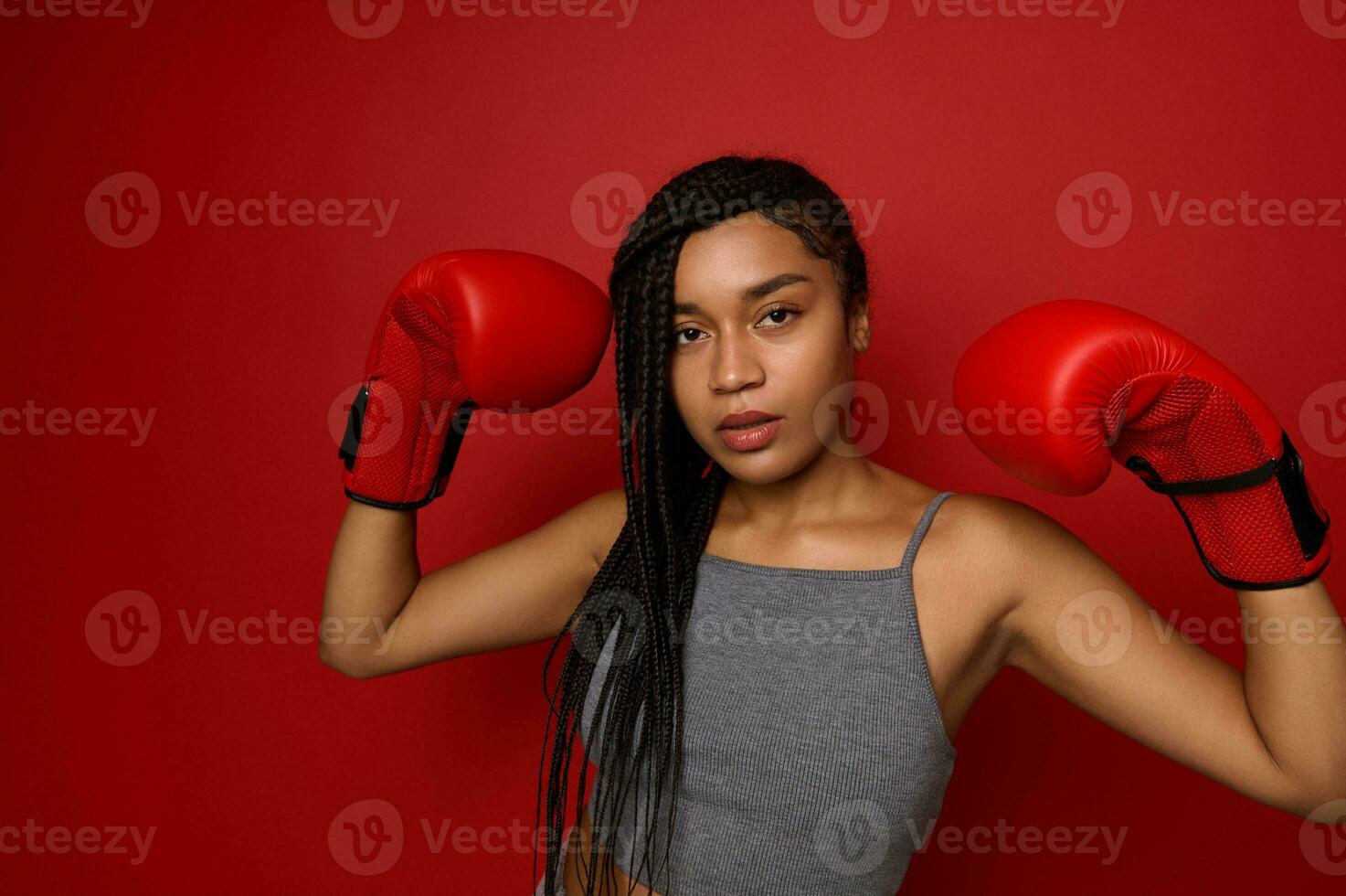 Femme En T-shirt Et Gants De Boxe Rouges Faire Du Sport Sur Fond Clair  Banque D'Images et Photos Libres De Droits. Image 166115024