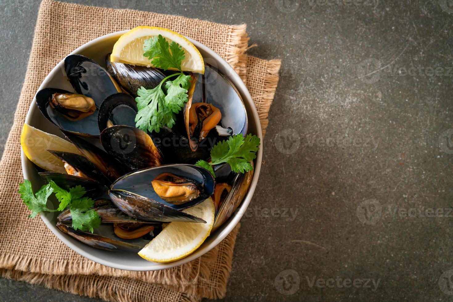 moules aux herbes dans un bol au citron photo