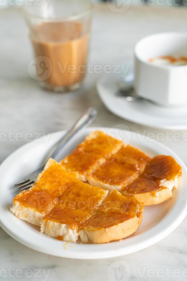 crème anglaise avec du pain grillé photo