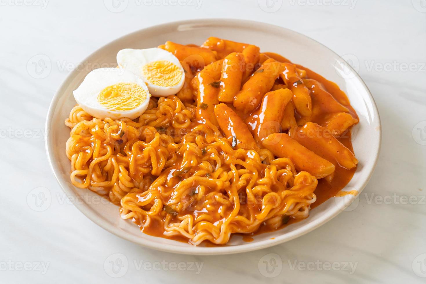 rabokki ou ramen ou nouilles instantanées coréennes et tteokbokki à la sauce coréenne épicée photo