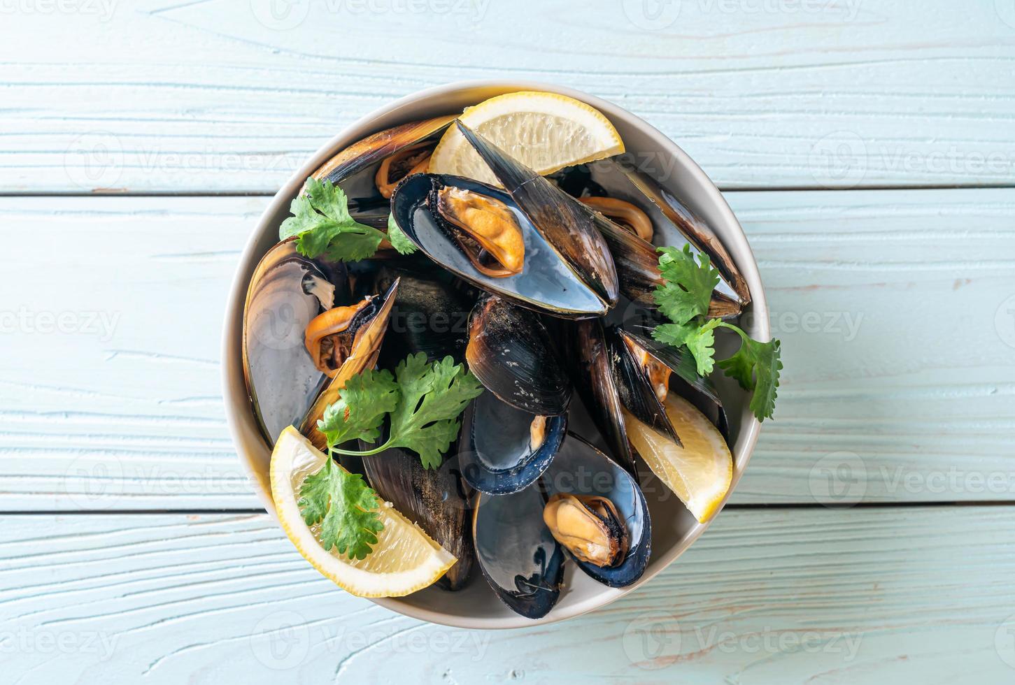 moules aux herbes dans un bol au citron photo