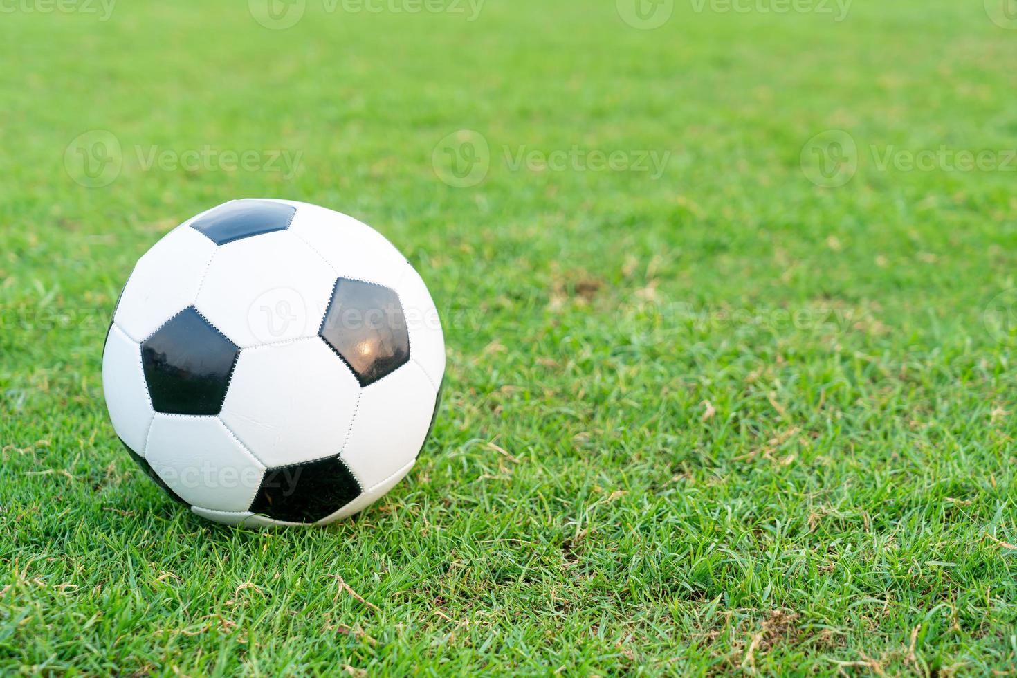 ballon de football sur le terrain de balle photo