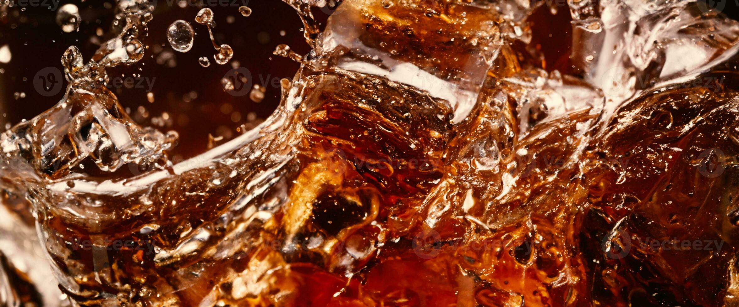 éclabousser de Cola et glace. Cola un soda et la glace éclabousser pétillant ou flottant en haut à Haut de surface. proche en haut de la glace dans Cola l'eau. texture de carbonate boisson avec bulles dans verre. du froid boisson Contexte photo