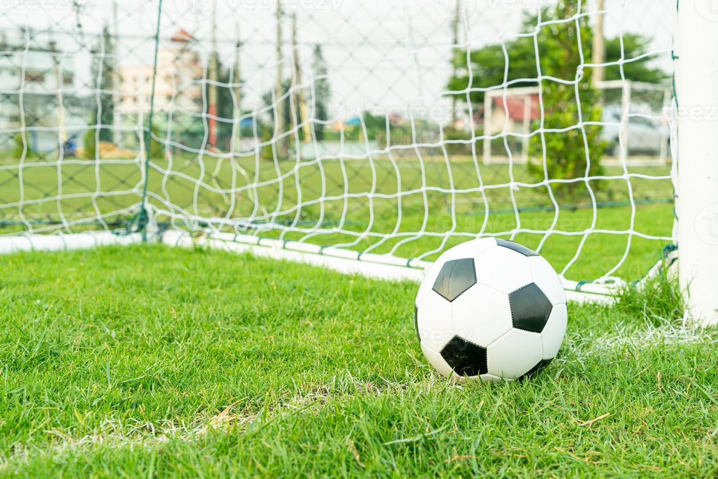 ballon de football sur le terrain de balle photo