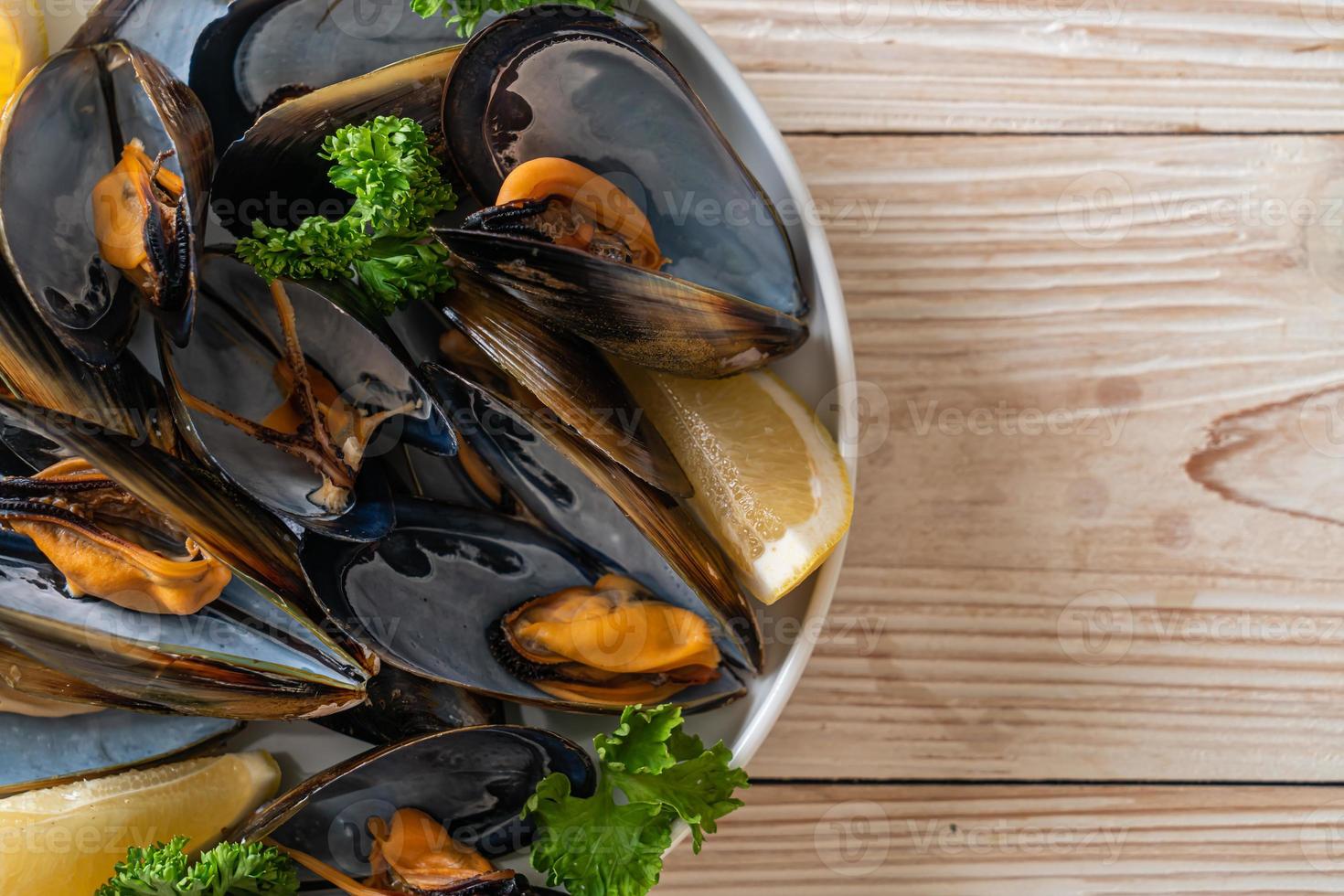 moules aux herbes dans un bol au citron photo