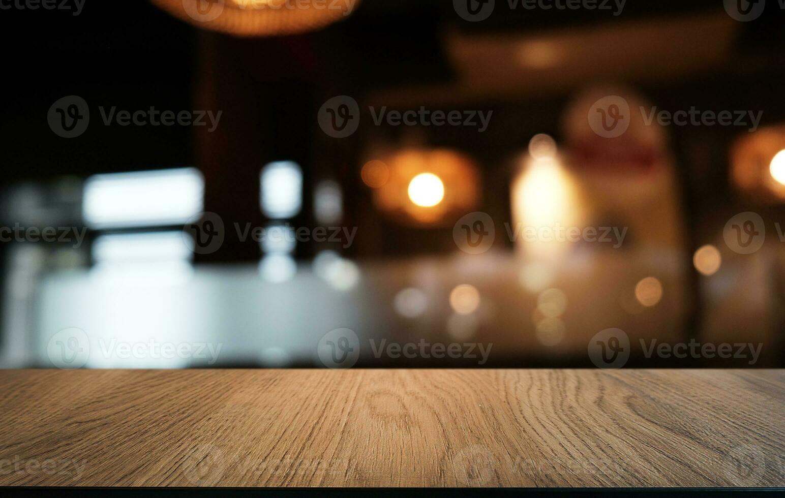 bois table Haut dans brouiller Contexte pièce intérieur avec vide copie espace. photo