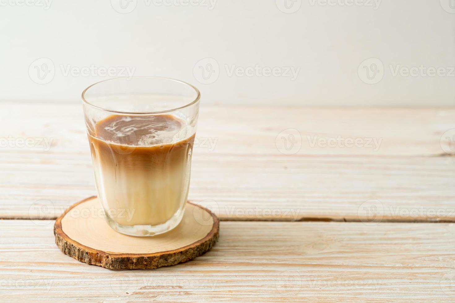 café sale, lait froid garni de café expresso chaud photo