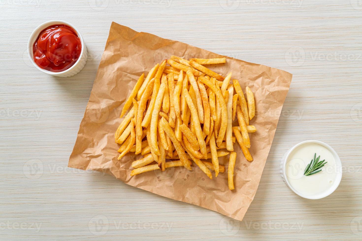 frites avec crème sure et ketchup photo