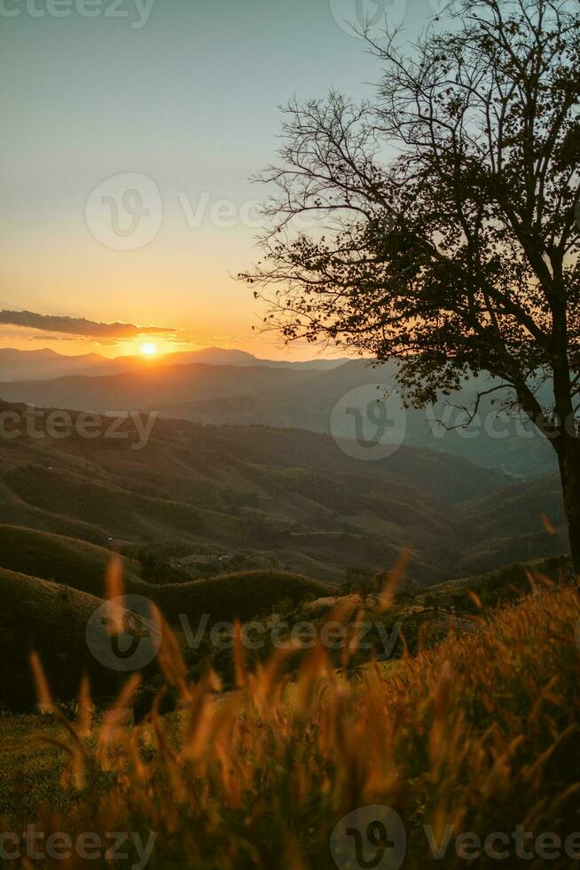 été montagnes avec le coucher du soleil vue de la nature falaise Montagne. photo