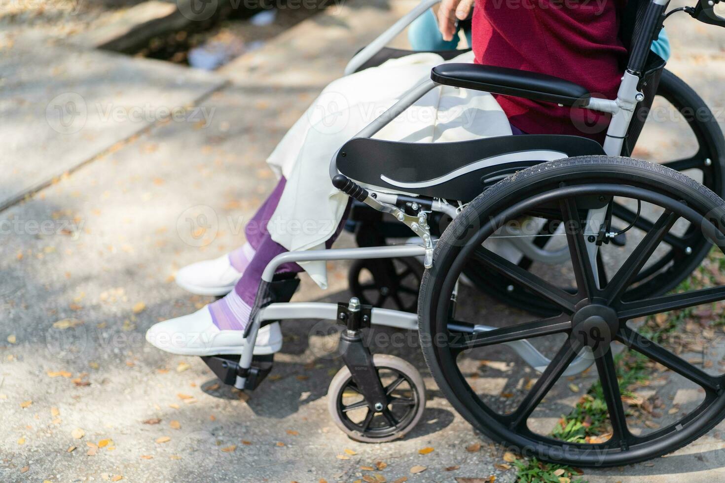 allaitement maison. Jeune soignant portion Sénior femme dans fauteuil roulant. photo