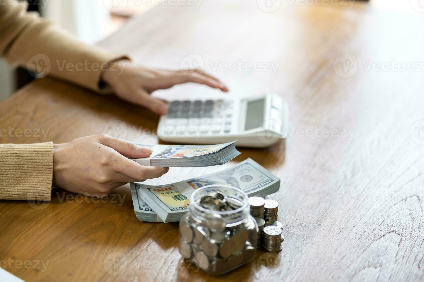 Jeune asiatique femme économie pour retraite économie argent par une porcin  banque et prise Remarques sur carnet de notes, des économies concept.  24940124 Photo de stock chez Vecteezy