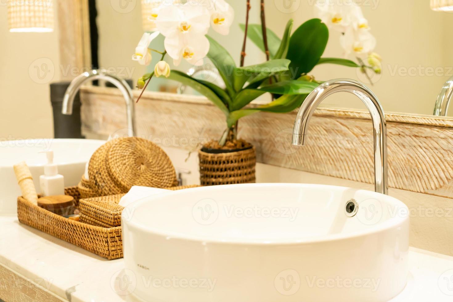 robinet d'eau dans la salle de bain photo