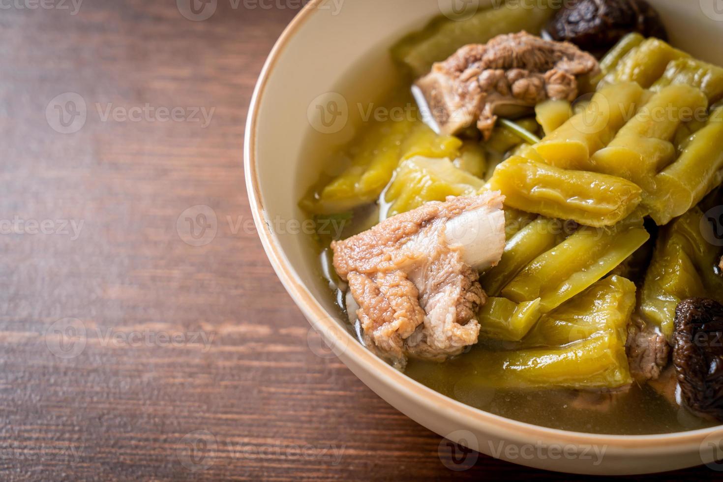 courge amère avec soupe de côtes de porc photo