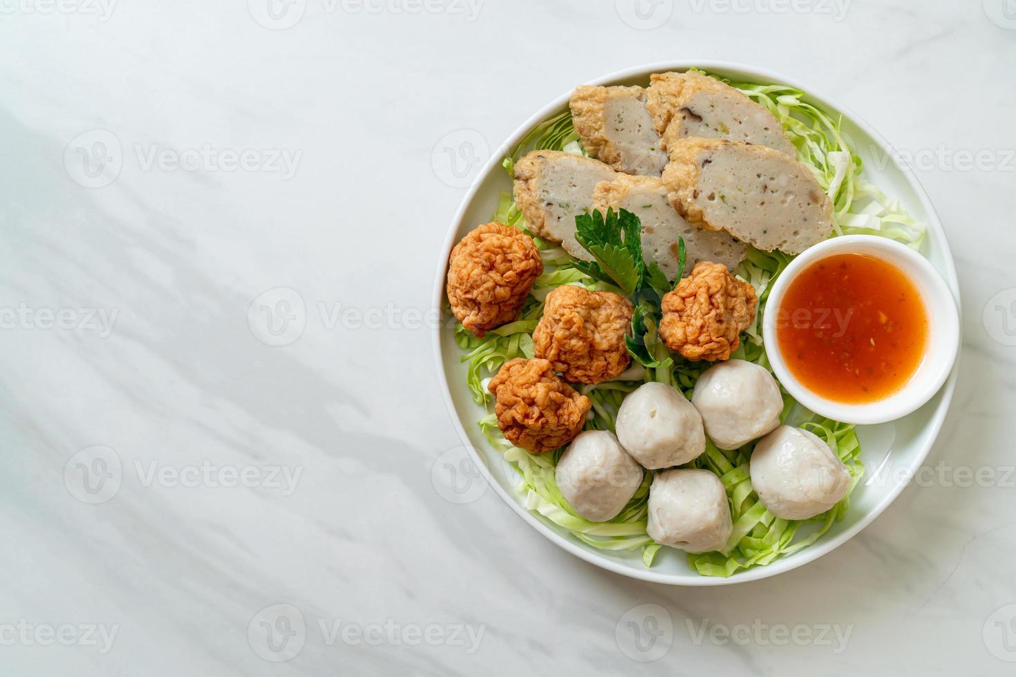 boulettes de poisson bouillies, boulettes de crevettes et saucisse de poisson chinoise photo