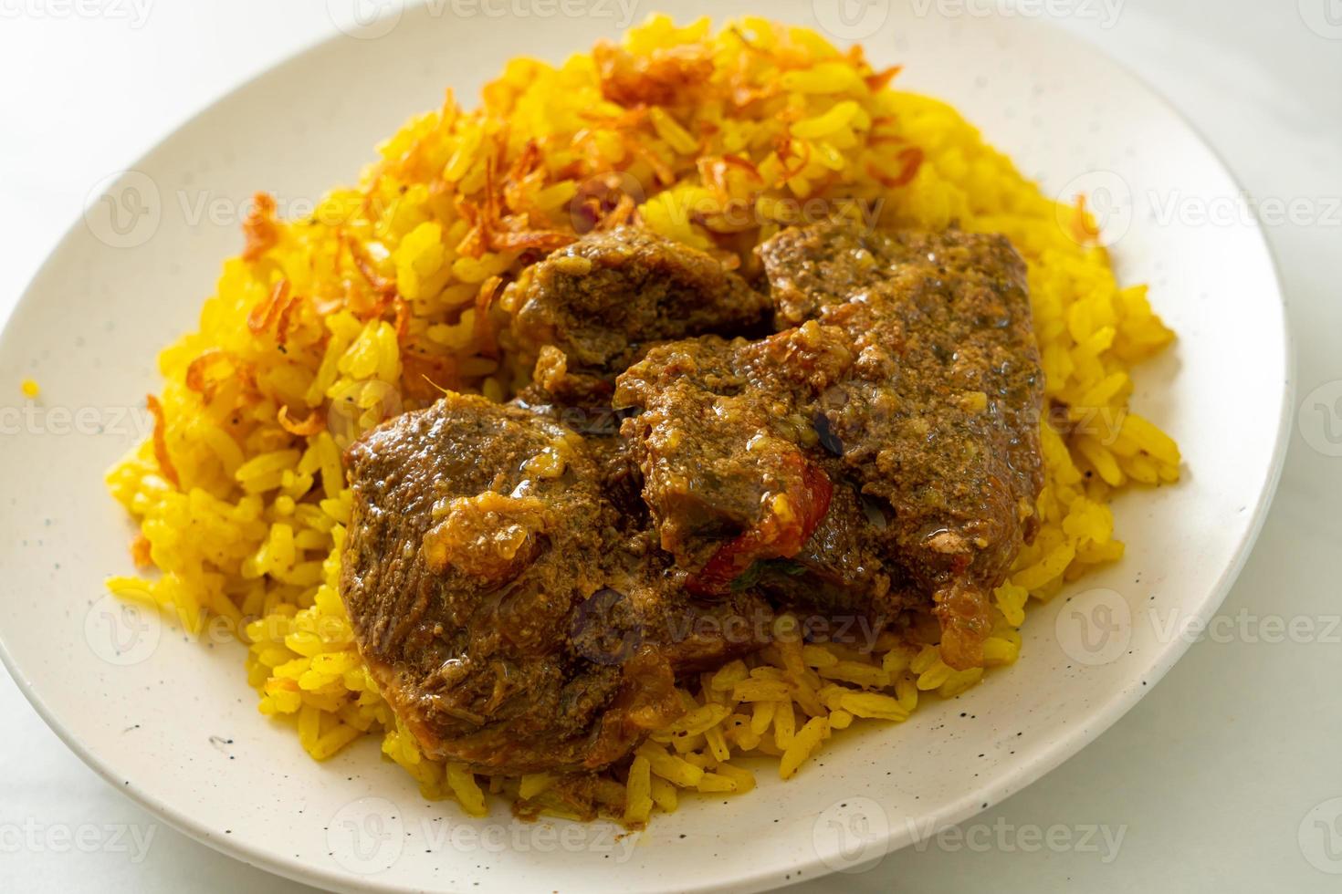 boeuf biryani ou riz au curry et boeuf - version thaï-musulmane du biryani indien, avec riz jaune parfumé et boeuf photo