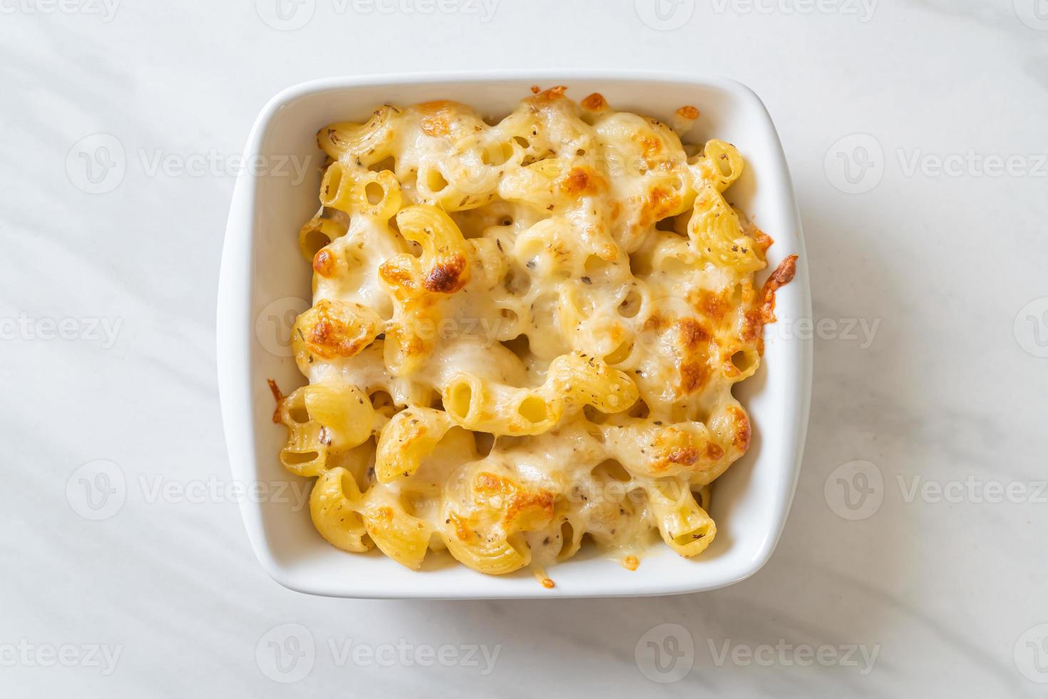 Macaroni au fromage américain, pâtes de macaronis à la sauce au fromage photo