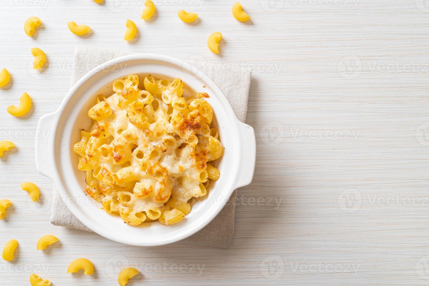 Macaroni au fromage américain, pâtes de macaronis à la sauce au fromage photo