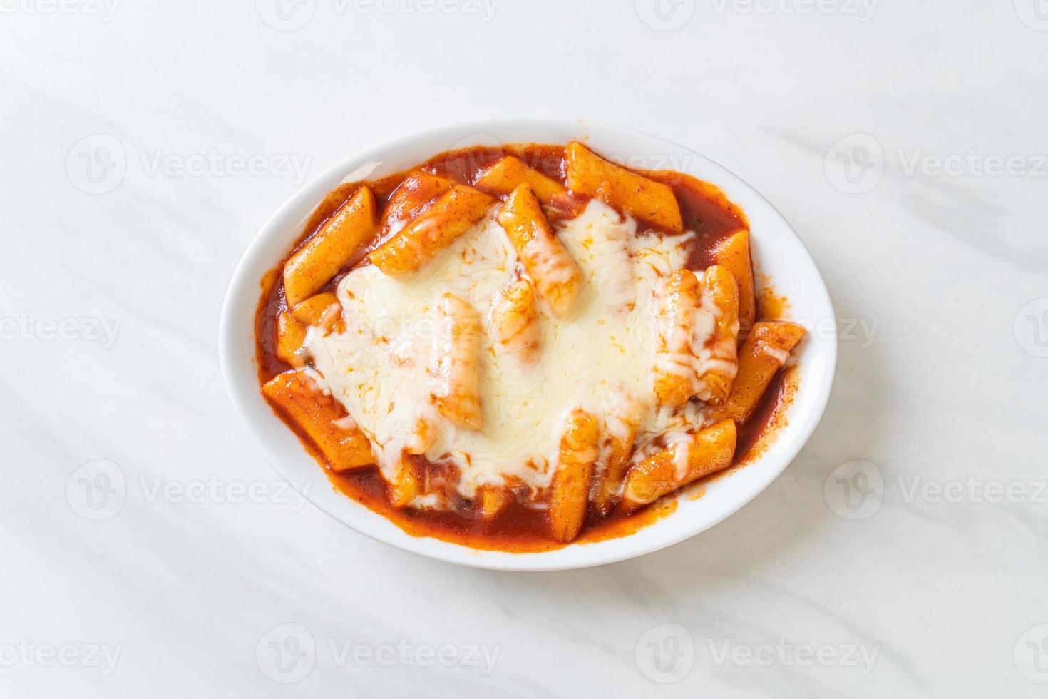 gâteau de riz coréen à la sauce coréenne épicée au fromage, tokpokki au fromage, tteokbokki au fromage photo