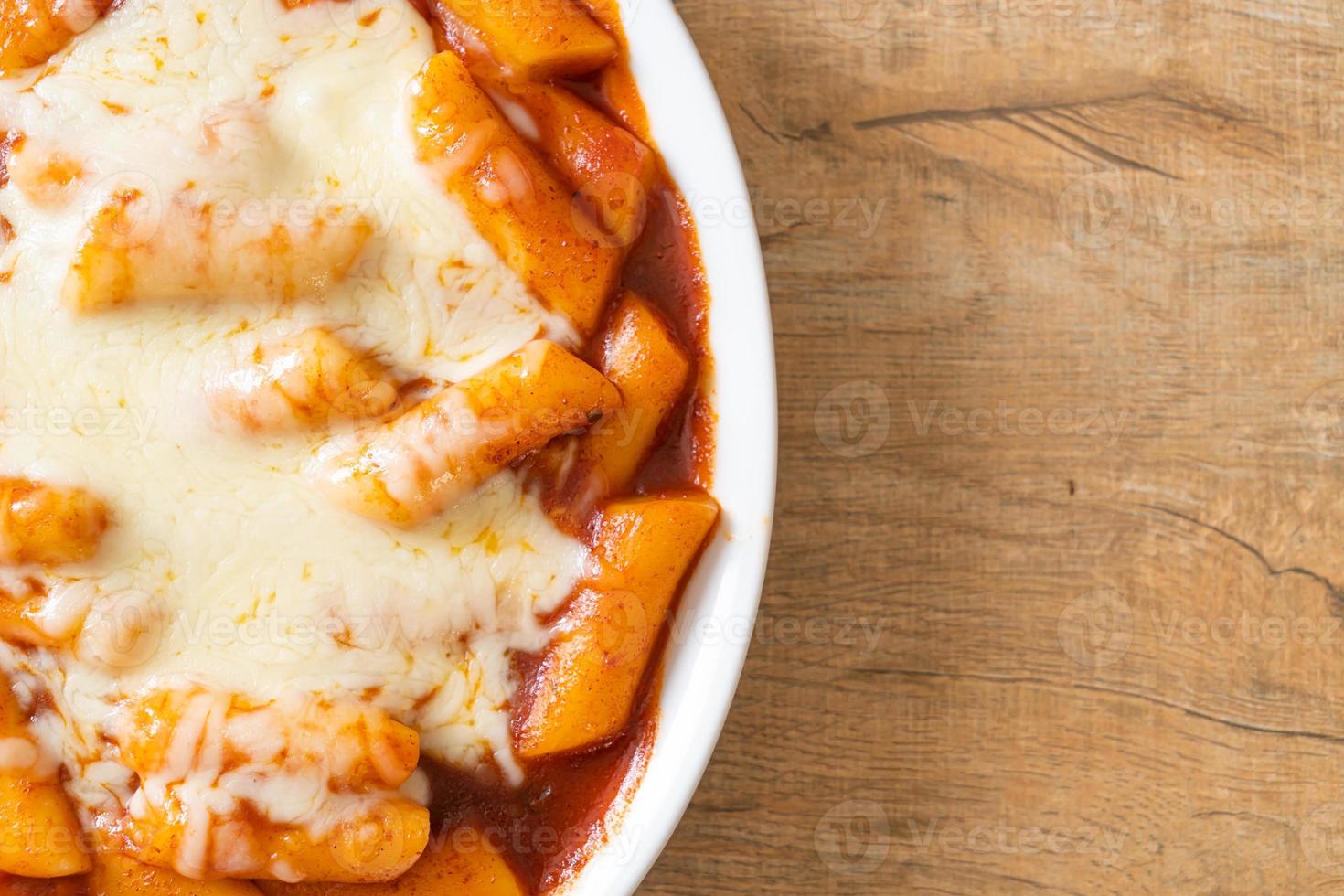 gâteau de riz coréen à la sauce coréenne épicée au fromage, tokpokki au fromage, tteokbokki au fromage photo