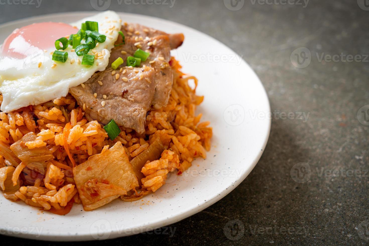 riz frit au kimchi avec œuf frit et porc photo